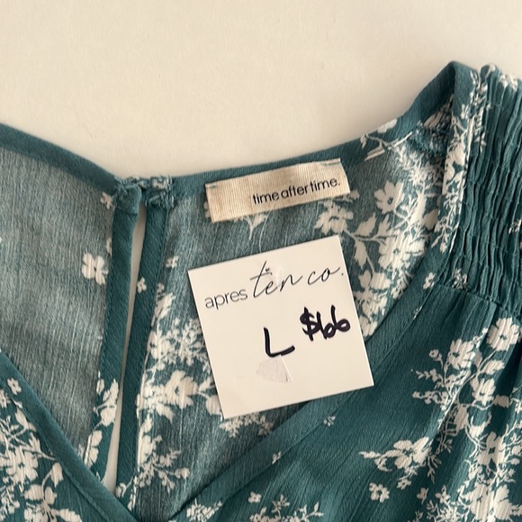 NWT FLORAL SHORTS JUMPER RUFFLED SLEEVES ELASTIC WAIST IN SIZE LARGE - Picture 2 of 4